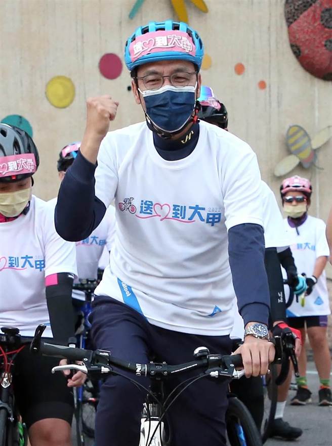 國民黨主席朱立倫和民眾一同騎腳踏車。（趙雙傑攝）
