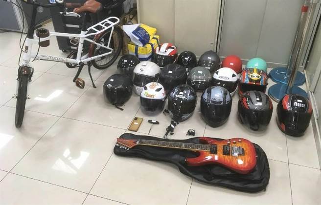 窃贼将安全帽得手后，拿到东区摆摊贱卖，大作无本生意，其中还有学生的电吉他。（民眾提供／卢金足台中传真）