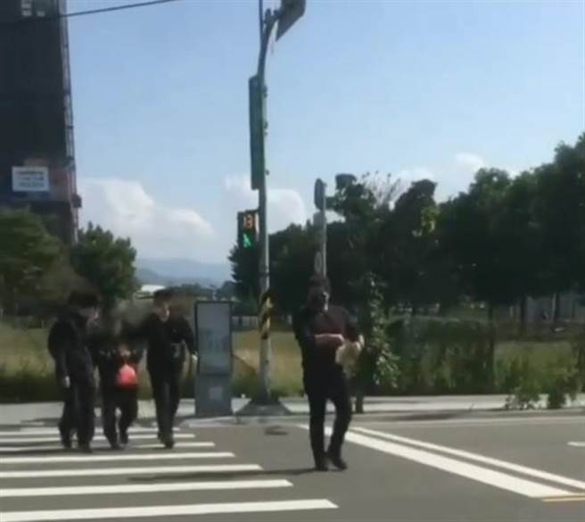 何嫌将转运站外大学生停放的机车，当成安全帽的货源仓库，大白天就骑机车到场寻找下手目标。（民眾提供／卢金足台中传真）