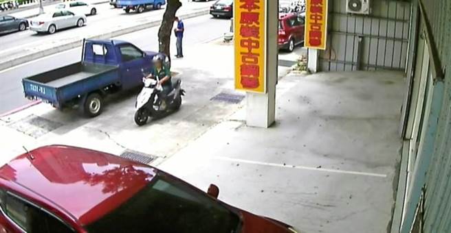 何嫌将转运站外大学生停放的机车，当成安全帽的货源仓库，大白天就骑机车到场寻找下手目标。（民眾提供／卢金足台中传真）