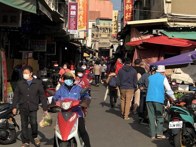 金門東門傳統市場一帶人潮穿梭，警方將加強取締車輛違規，維護人車通行安全。（李金生攝）