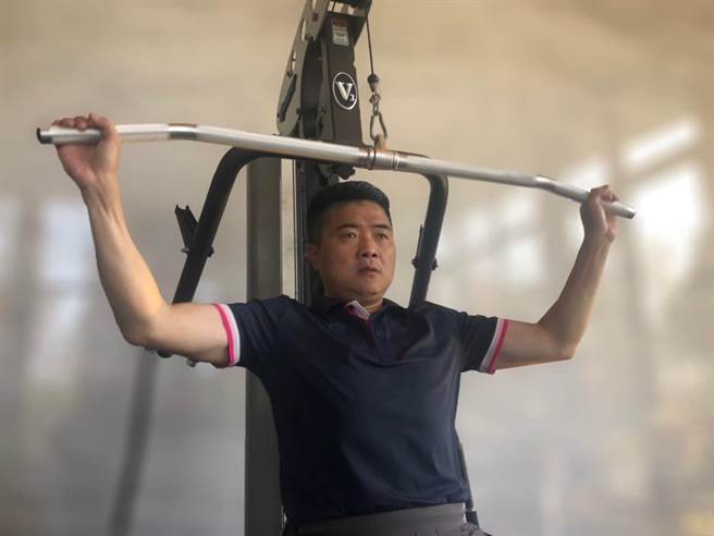 顏宽恒保持健身习惯，表示「减肥是男人一生的志业」。（图／摘自顏宽恒脸书）