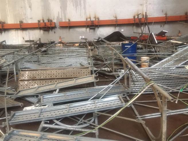 意外发生后现场鹰架倒成一片。（翻摄照片／高雄洪靖宜传真）