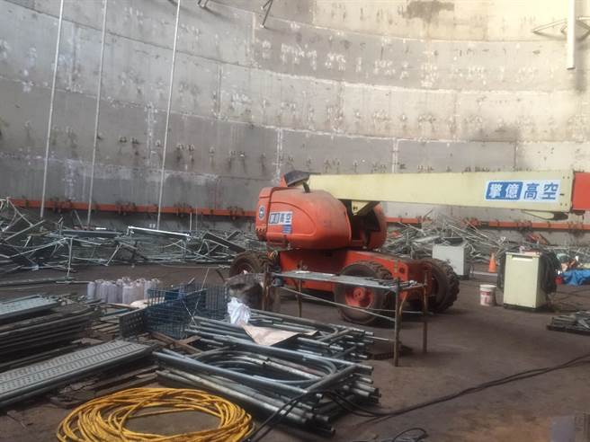 意外发生后现场鹰架倒成一片。（翻摄照片／高雄洪靖宜传真）