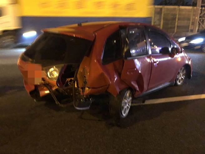 去年11月21日晚间10时许在国道一号南向29.3公里处三重路段事故，两车驾驶因有繫安全带保住一命。（警方提供）