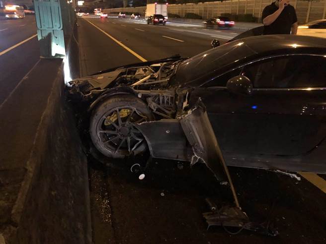 去年11月21日晚间10时许在国道一号南向29.3公里处三重路段事故，两车驾驶因有繫安全带保住一命。（警方提供）