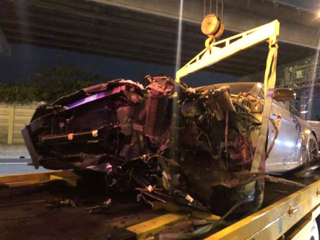 去年11月21日晚间10时许在国道一号南向29.3公里处三重路段事故，两车驾驶因有繫安全带保住一命。（警方提供）