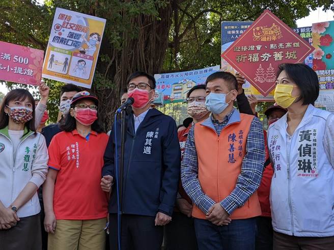 高雄港2死6伤工安事件，高雄巿长陈其迈（前排中）16日重申停工、重罚、移送法办。（曹明正摄）