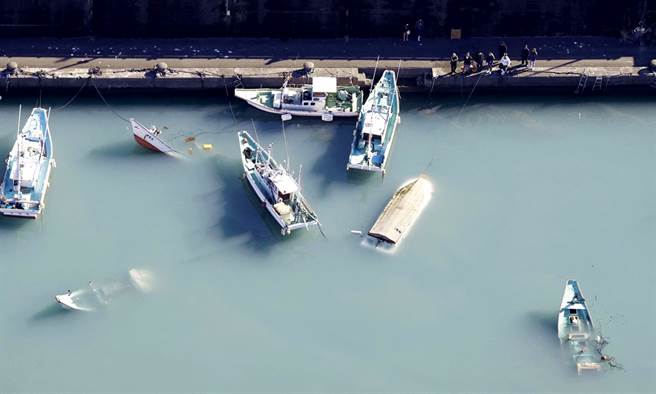 东加王国火山爆发引发的海啸，造成日本南部10艘船翻覆。（图／路透社、共同社）