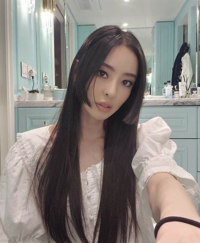 李多熙转战主持圈人气再升一层。(图/翻摄自IG@dahee0315)
