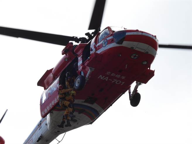 花蓮縣消防局今在花蓮縣立體育場外舉辦119消防節慶祝活動，特別辦理救災演練，與空勤總隊合作，演練如何在黑鷹直升機上，進行空中吊掛及垂降作業。（羅亦晽攝）