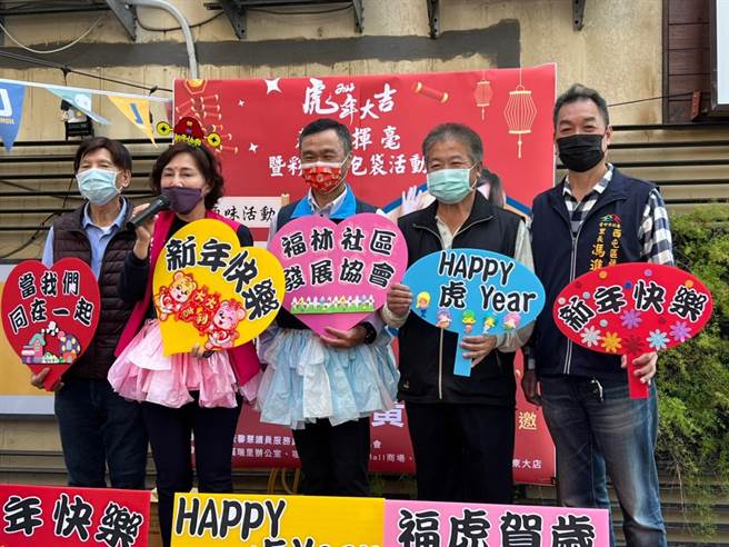 台中市西屯區福林社區發展協會16日辦「2022春聯揮毫暨彩繪紅包袋活動」民眾親手繪製小物祝福虎年吉祥平安。（盧金足攝）