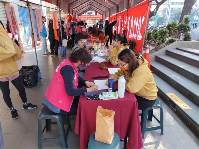 迎農曆春節喜氣洋洋，台中市西屯區福林社區發展協會16日辦「2022春聯揮毫暨彩繪紅包袋活動」，名家到場揮毫，民眾親手繪製小物祝福虎年吉祥平安。（盧金足攝）