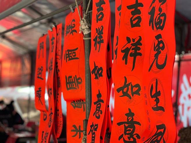 台中市西屯區福林社區發展協會16日辦「2022春聯揮毫暨彩繪紅包袋活動」吸引社區居民大展身手。（盧金足攝）