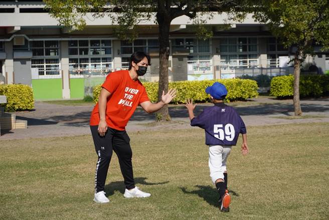 苏智杰（左）担任中职球员工会回馈列车一日教练。（中职球员工会提供）