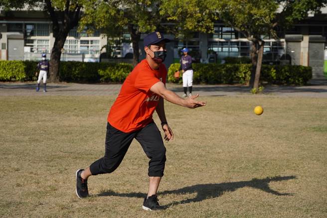 曾陶镕担任中职球员工会回馈列车一日教练。（中职球员工会提供）