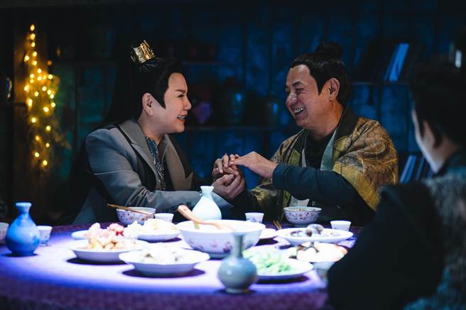 唐美雲（左）與蔡振南在《孟婆客棧》演出父子。（公視台語台提供）