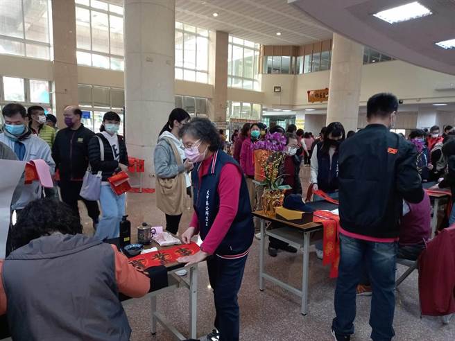 大甲區公所辦理「虎哩健康過好年」揮毫贈春聯活動。（大甲區公所提供）