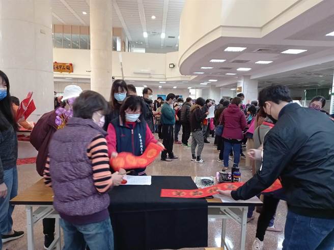 大甲區公所辦理「虎哩健康過好年」揮毫贈春聯活動。（大甲區公所提供）