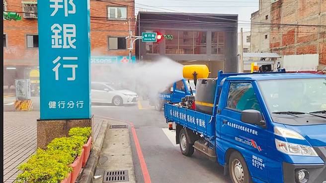 桃園市聯邦銀行健行分行疫情擴大，國內多家大型金控紛紛宣布採居家上班。圖為環保局擴大銀行周邊與鄰里消毒。（環保局提供／呂筱蟬桃園傳真）
