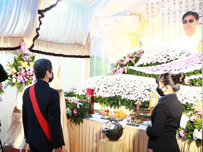 文化部长李永得今（16）日前往美浓客家八音团团长锺彩祥告别式，感念锺彩祥推广及传承客家八音的贡献。（文化部提供）