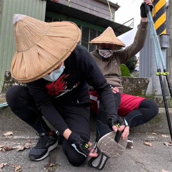 罗智强（左）帮郑照新（右）补鞋。（图片摘自罗智强脸书）