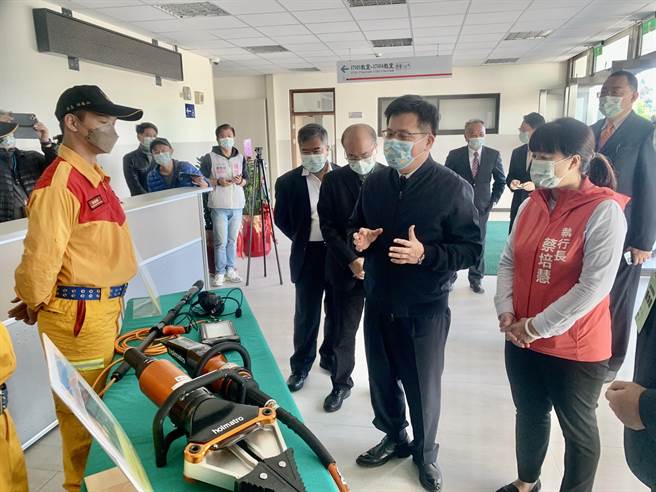 前交通部长林佳龙（中），16日到竹山消防训练中心。（廖志晃摄）