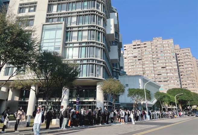 板橋特產名店？一早就出現數百人排隊。(圖/愛傳媒提供)