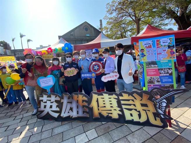 精心设计双语市集，市议员李中等特前往共襄盛举。（台中市政府提供）