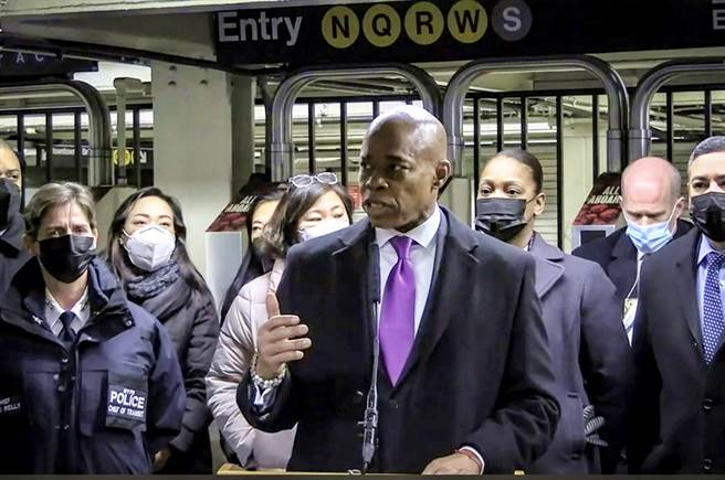 一名亞裔女子15日上午在紐約地鐵站遭一名無業遊民推下月台，女子當場被進站的地鐵撞死。圖為紐約市長亞當斯（Eric Adams）針對這起案件發表談話。（圖／美聯社、紐約市警察局）