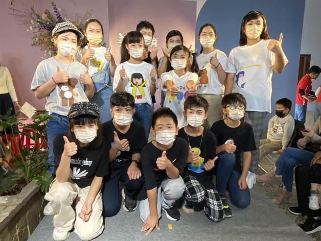 天主教中華聖母基金會與美妝教父Kevin攜手偏鄉教美學，小朋友繪製專屬T恤走秀。（廖素慧攝）