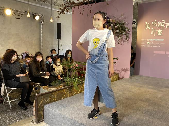 天主教中華聖母基金會偏鄉教美學，小朋友繪製自己專屬T恤走秀展現自信。（廖素慧攝）
