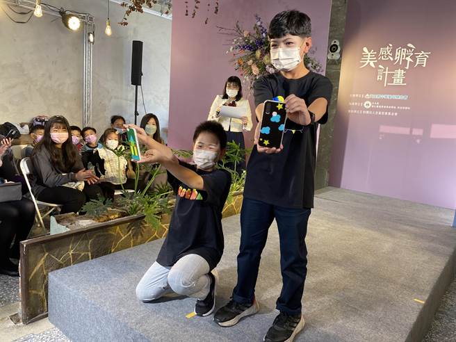 天主教中華聖母基金會偏鄉教美學，小朋友繪製專屬T恤走秀及展示手機殼。（廖素慧攝）