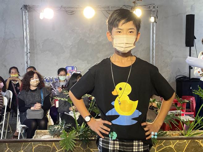 天主教中華聖母基金會偏鄉教美學，小朋友繪製專屬T恤走秀。（廖素慧攝）