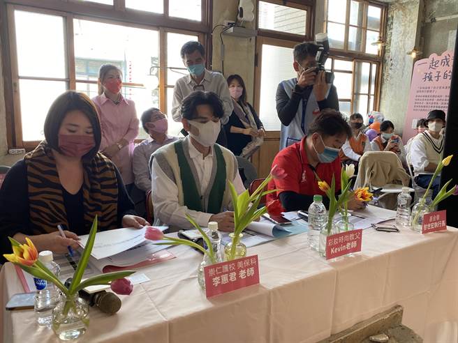 天主教中華聖母基金會與美妝教父Kevin攜手偏鄉教美學。（廖素慧攝）