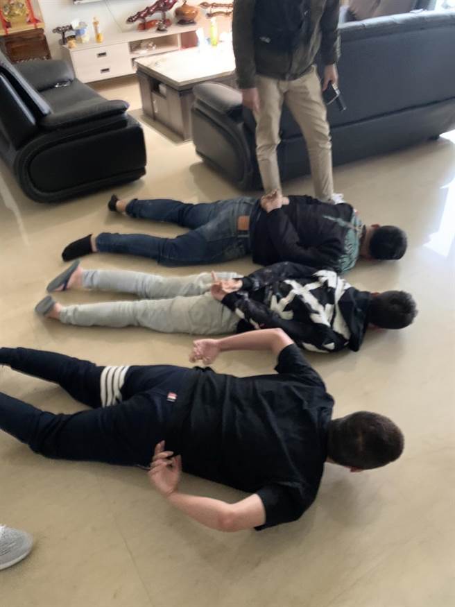 刑事局在雙北地區逮捕黑幫成員利用靈骨塔節稅進行詐騙。（圖／警方提供）