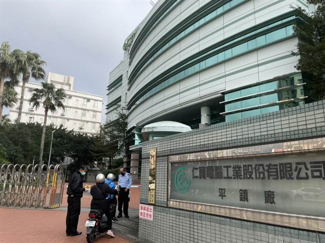 曾赴西堤用餐確診的情侶檔傳出在仁寶平鎮廠任職，雖是休假日不少員工收到通知緊急回廠做篩檢。（呂筱蟬攝）