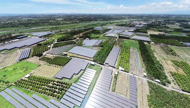 屏东县佳冬乡光电厂1月完成99ＭＷ併网量，预估每年约可发电1.6亿度。（屏县环保局提供／林和生屏东传真）