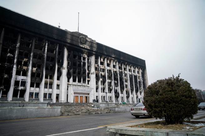 哈薩克暴亂逐漸平息，檢方稱暴亂造成225人死亡。圖為被燒毀的阿拉木圖市政府大樓。(圖/路透社)