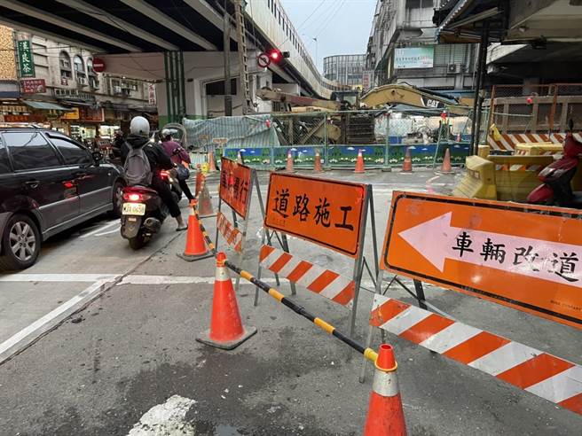 基隆市忠三桥主梁明显裂开变形，市府紧急封闭改建，周边车道缩减配合工程。（基隆市政府提供／陈彩玲基隆传真）