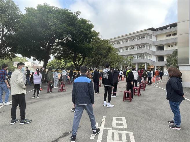 东兴国中再增学生确诊，除全校学生接受筛检外，校方决议17日提早举办线上结业式。(吕筱蝉摄)