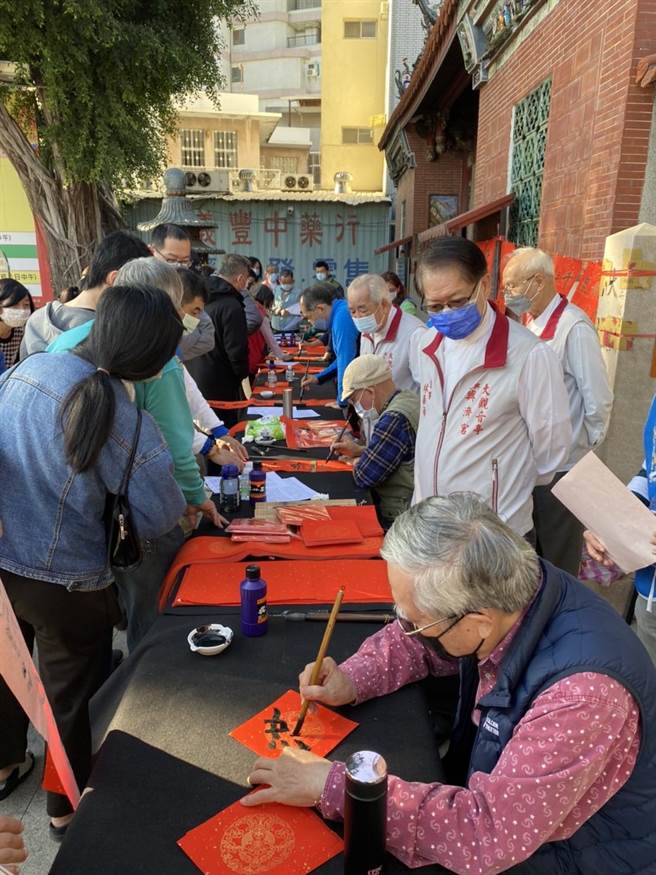 台疆祖廟大觀音亭暨祀典興濟宮邀請書法名師揮毫贈送春聯。（台南市北區興濟宮提供／程炳璋台南傳真）