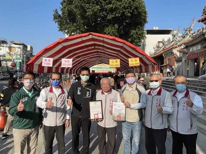 台疆祖廟大觀音亭暨祀典興濟宮舉辦寒冬送暖活動，發出百萬慰問金。（台南市北區興濟宮提供／程炳璋台南傳真）