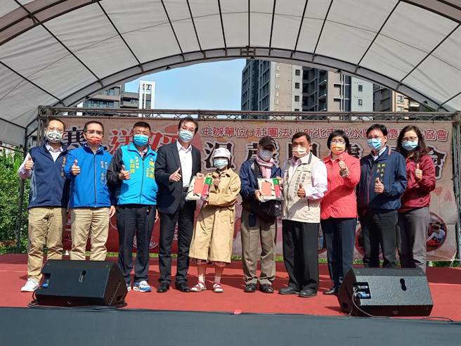 淡水區關懷弱勢協會 致贈給北海岸4區弱勢民眾歲末關懷金 3000元以及白米一包。（社會局提供）
