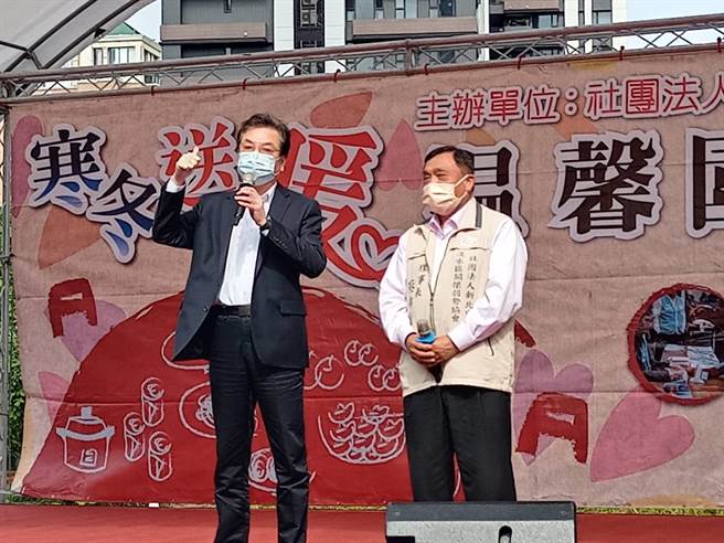 副市長劉和然代表侯友宜市長到場感謝協會理事長蔡錦賢連續15年的善心義舉。（社會局提供）