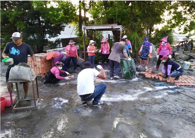 西螺镇鹿场居民隆重举行动土团拜后施工，20、30名志工通力合作把荒地整平，再挖低地势铺砖块、种草皮与花木、开辟生态池。（云林县政府提供）