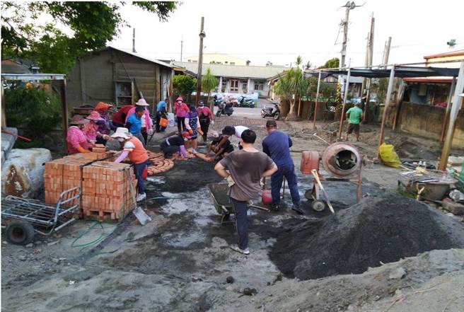 西螺镇鹿场居民隆重举行动土团拜后施工，20、30名志工通力合作把荒地整平，再挖低地势铺砖块、种草皮与花木、开辟生态池。（云林县政府提供）