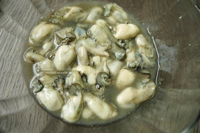 一名男网友表示，妈妈请他买「欧阿」，他便买了一袋蚵仔回家，结果妈妈却说他买错了，让他满头问号。（图／翻摄脸书社团爆怨公社）