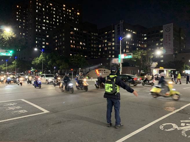 高雄三民第一分局员警利用LED背包吸引行人及驾驶的目光。于执行交通疏导勤务时，进行反酒驾交通宣导，相当吸睛。(三民一分局提供)