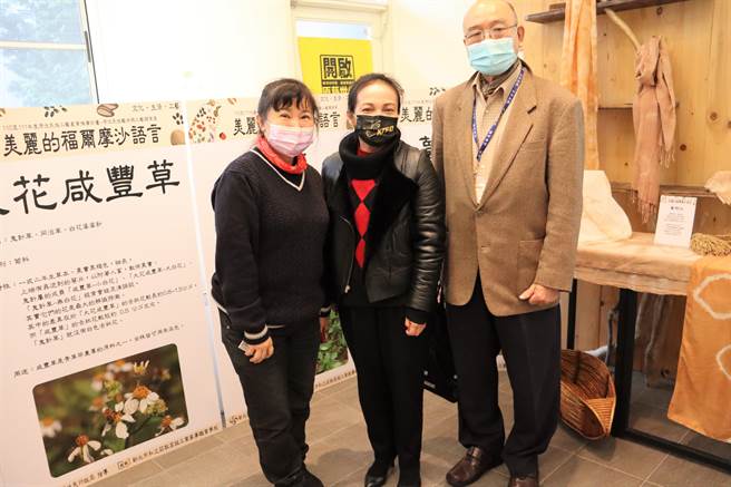 新北原民局罗美菁局长(中)特别于场布期间前来关心，和庄敬高职黎俊雄董事(右一)、庄敬高职农业群科(园艺科／农场经营科)张莉莉主任(左一)开心合影。(新北市原住民族行政局提供)